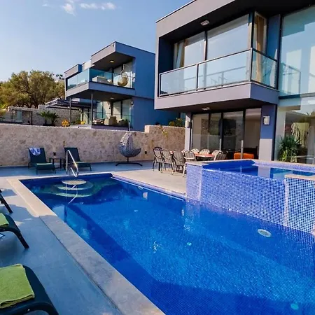 Waterfall 2 Villa *