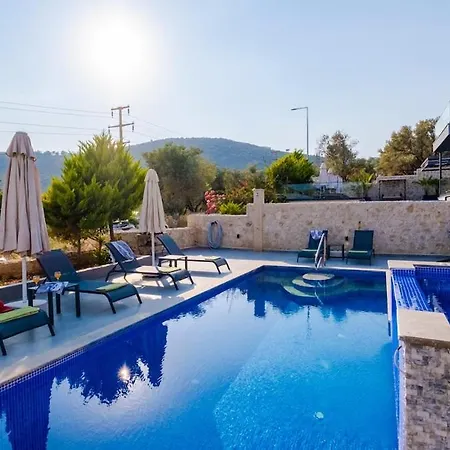 Waterfall 2 וילה קס