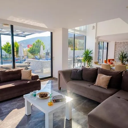 Waterfall 2 וילה